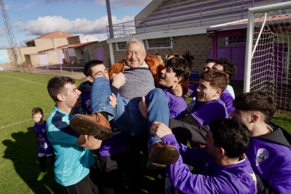 Jugadores y directivos de La Bañeza FC celebran el Gordo de la Lotería de Navidad