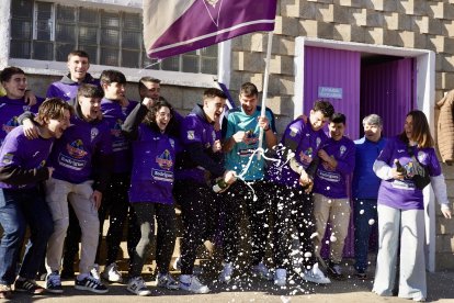 Jugadores y directivos de La Bañeza FC celebran el Gordo de la Lotería de Navidad