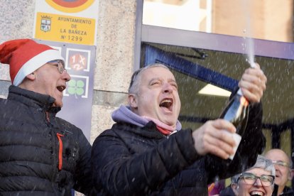El 'Gordo' de la Lotería de Navidad reparte felicidad La Bañeza, en León
