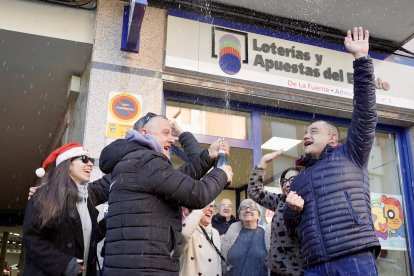 El 'Gordo' de la Lotería de Navidad reparte felicidad La Bañeza, en León