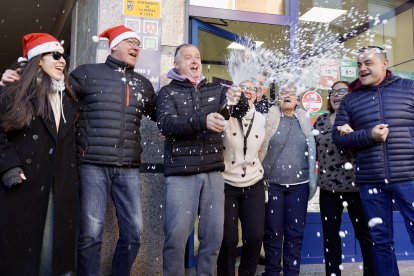 El 'Gordo' de la Lotería de Navidad reparte felicidad La Bañeza, en León