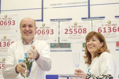 Luis Vázquez, de 'La Rana de Oro' de Río Shopping, en Valladolid, con los premios entregados de la Lotería de Navidad