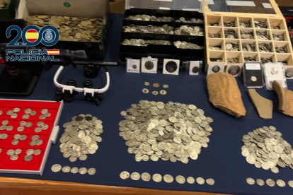 Recuperan en León una corona visigoda, monedas de plata, áureos de época moderna y otros objetos arqueológicos.