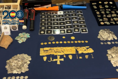 Recuperan en León una corona visigoda, monedas de plata, áureos de época moderna y otros objetos arqueológicos.
