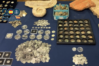 Recuperan en León una corona visigoda, monedas de plata, áureos de época moderna y otros objetos arqueológicos.