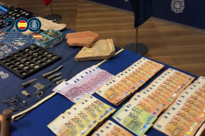 Recuperan en León una corona visigoda, monedas de plata, áureos de época moderna y otros objetos arqueológicos.