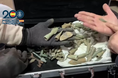 Recuperan en León una corona visigoda, monedas de plata, áureos de época moderna y otros objetos arqueológicos.