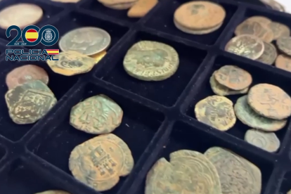 Recuperan en León una corona visigoda, monedas de plata, áureos de época moderna y otros objetos arqueológicos.