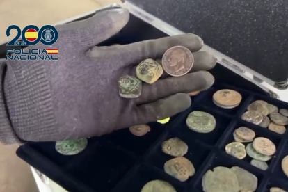 Recuperan en León una corona visigoda, monedas de plata, áureos de época moderna y otros objetos arqueológicos.