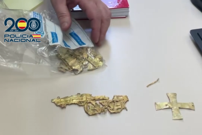Recuperan en León una corona visigoda, monedas de plata, áureos de época moderna y otros objetos arqueológicos.