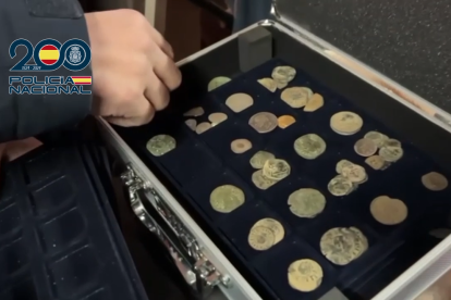 Recuperan en León una corona visigoda, monedas de plata, áureos de época moderna y otros objetos arqueológicos.