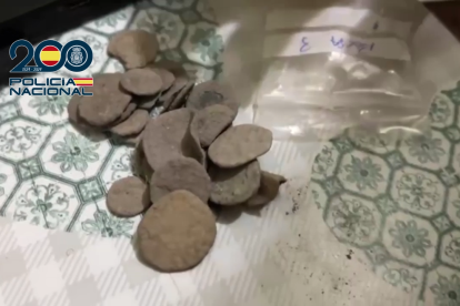 Recuperan en León una corona visigoda, monedas de plata, áureos de época moderna y otros objetos arqueológicos.