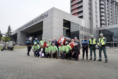 Visita de Papá Noel al Hospital de León
