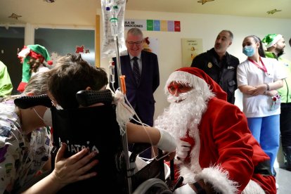 Visita de Papá Noel al Hospital de León