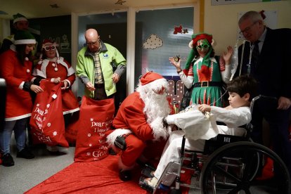 Visita de Papá Noel al Hospital de León
