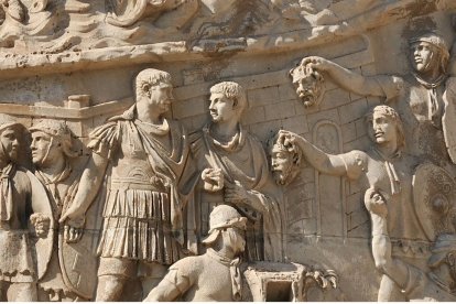 Detalle de la columna de Trajano, con unos legionarios exhibiendo ante el emperador las cabezas de los enemigos dacios