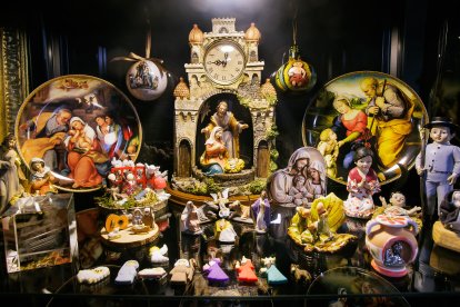 Fernando Gutiérrez y su padre muestran algunas de las piezas de su colección de 250 belenes, reunida a lo largo de los años.