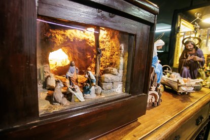 Fernando Gutiérrez y su padre muestran algunas de las piezas de su colección de 250 belenes, reunida a lo largo de los años.