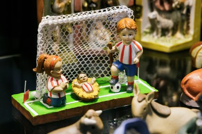 Fernando Gutiérrez y su padre muestran algunas de las piezas de su colección de 250 belenes, reunida a lo largo de los años.