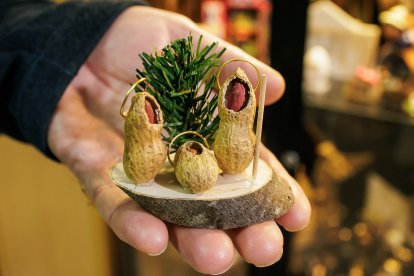 Fernando Gutiérrez y su padre muestran algunas de las piezas de su colección de 250 belenes, reunida a lo largo de los años.