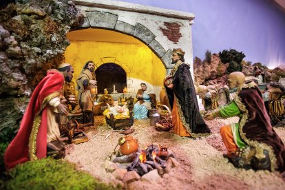 Fernando Gutiérrez y su padre muestran algunas de las piezas de su colección de 250 belenes, reunida a lo largo de los años.