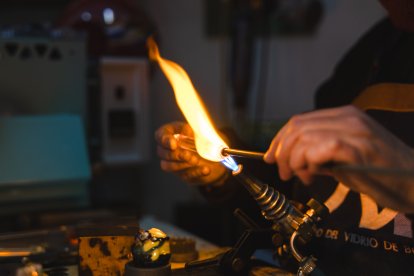 Ana Llavador, maestra artesana en cristal y vidrio, desde Guardo