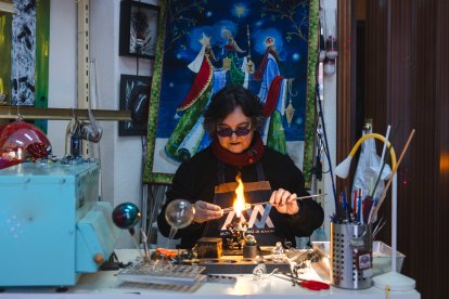 Ana Llavador, maestra artesana en cristal y vidrio, desde Guardo