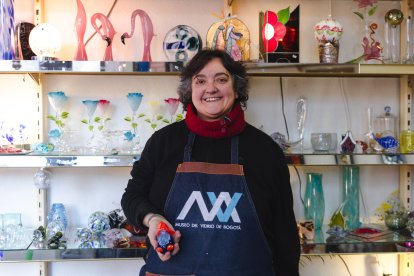 Ana Llavador, maestra artesana en cristal y vidrio, desde Guardo