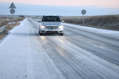 Hielo y nieve en carreteras secundarias de la comarca de Peñaranda de Bracamonte (Salamanca)