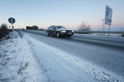 Hielo y nieve en carreteras secundarias de la comarca de Peñaranda de Bracamonte (Salamanca)