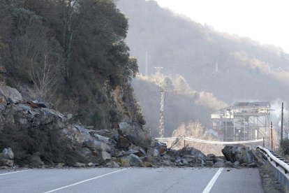 Nuevo desprendimiento en la carretera CL-631 en el término municipal de Páramo del Sil (León)