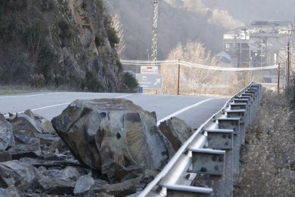 Nuevo desprendimiento en la carretera CL-631 en el término municipal de Páramo del Sil (León)