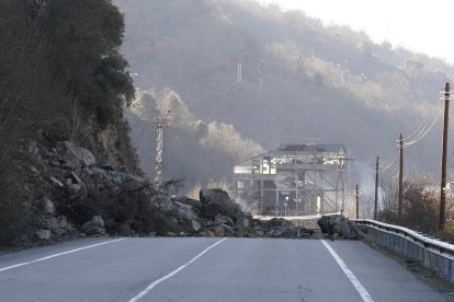 Nuevo desprendimiento en la carretera CL-631 en el término municipal de Páramo del Sil (León)