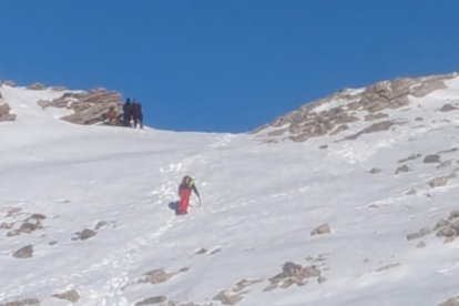 Rescatadores avanzando hacia las senderistas