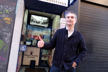 La administración de lotería La Salmantina reparte un décimo del primer premio de la lotería del niño