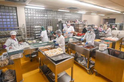 El chef Ricardo Temiño prepara un menú especial para los pacientes del HUBU con un roscón de Reyes de Marea Bread