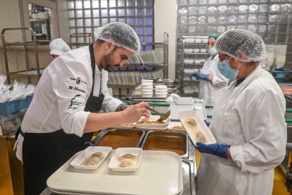 El chef Ricardo Temiño prepara un menú especial para los pacientes del HUBU con un roscón de Reyes de Marea Bread