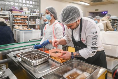 El chef Ricardo Temiño prepara un menú especial para los pacientes del HUBU con un roscón de Reyes de Marea Bread