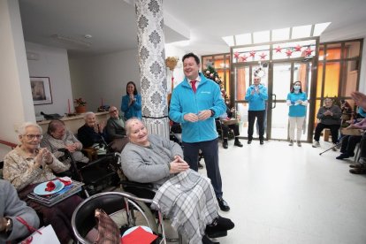 Entrega de regalos en la residencia San Miguel de los Santos de Osorno
