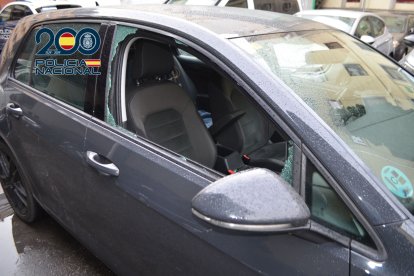 Uno de los coches en los que el delincuente cometió el robo, con la ventanilla rota.