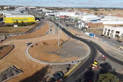 Nueva glorieta en la N-120 de acceso a Trobajo del Camino