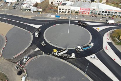 Nueva glorieta en la N-120 de acceso a Trobajo del Camino