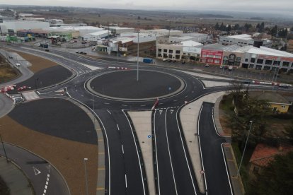 Nueva glorieta en la N-120 de acceso a Trobajo del Camino