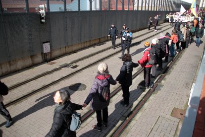 La Plataforma en Defensa del Ferrocarril de Vía Estrecha (Feve) de León convoca una manifestación y cadena humana