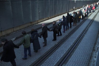 La Plataforma en Defensa del Ferrocarril de Vía Estrecha (Feve) de León convoca una manifestación y cadena humana