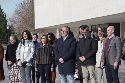 Minuto de silencio en las Cortes por los fallecidos en el accidente de trenes en Córdoba