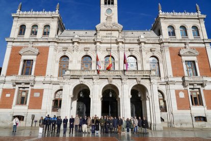 Minuto de silencio en el Ayuntamiento de Valladolid por el accidente ferroviario de Adamuz (Córdoba