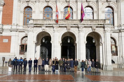Minuto de silencio en el Ayuntamiento de Valladolid por el accidente ferroviario de Adamuz (Córdoba