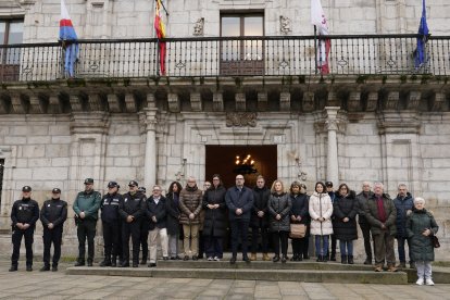 Minuto de silencio en el ayuntamiento de Ponferrada por el accidente ferroviario de Adamuz (Córdoba)