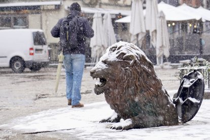 La nieve cubre la capital leonesa